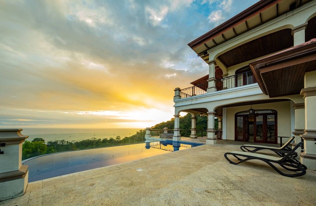 Impresionantes vistas del océano y la montaña - CASA BISILY