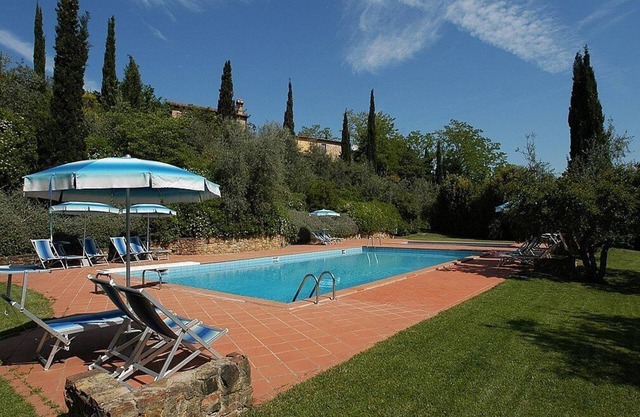 Casa Bonaventura F: Una acogedora villa de dos pisos en el estilo característico de la campiña toscana.