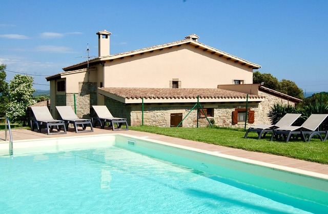 Preciosa casa de campo. 2. km. en pueblo-menos de 100 km más cercano. de Barcelona