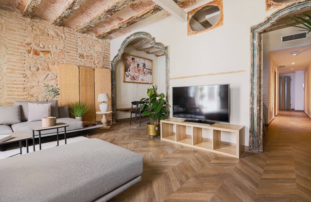 Gran apartamento histórico a lado de Ramblas. Recién reformado. Limpieza diaria!