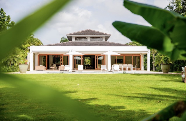 Villa tropical moderna con personal de 5 estrellas y 1 carro, a poca distancia de la playa