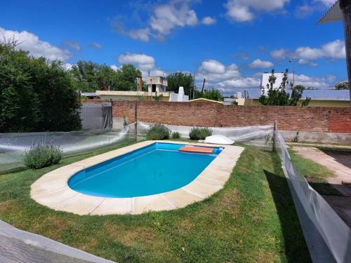 Casa con pileta y excelente ubicación a una cuadra de la plaza principal en Villa Giardino