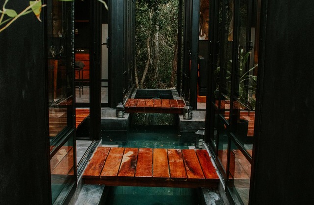 Casa Cruz rodeada de agua con cenote K NAJ