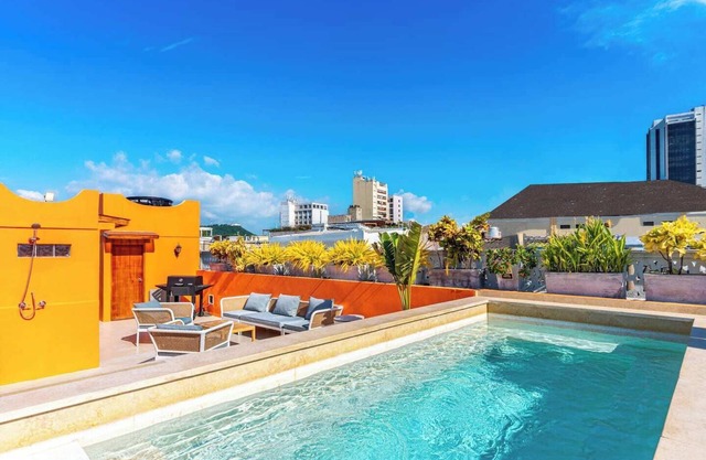 4 Bed / 4 Bath W/ Rooftop Pool