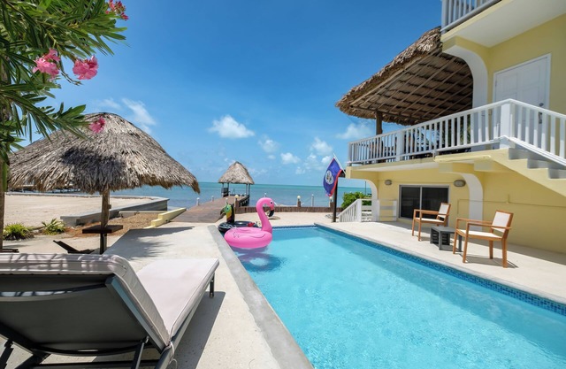 Casa privada completamente renovada frente al mar en la playa con muelle privado