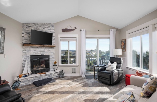 Casa de Marea - Oceanview, shops, restaurant's, & the beach - sleeps 6 - Garage