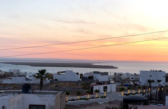 Hermosa y espaciosa casa con vistas a la bahía.