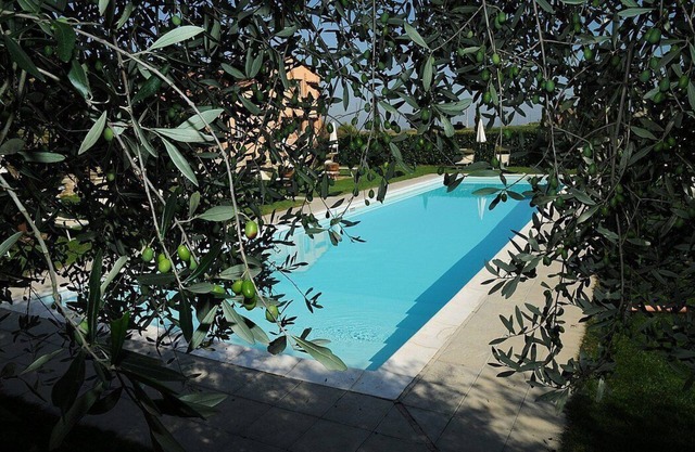 Casa Flora I: un apartamento característico y acogedor que forma parte de una villa rodeada de vegetación.