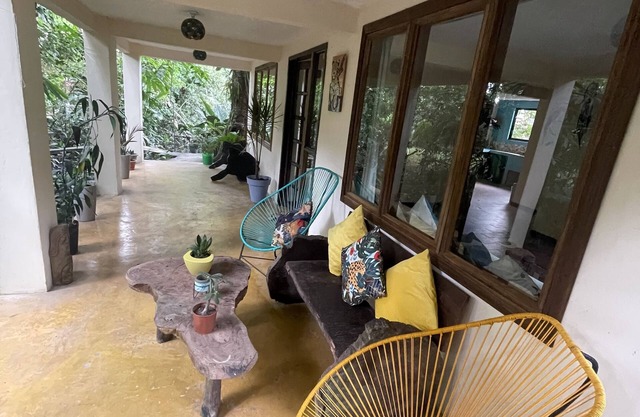 Casa fresca a 50 metros de Parque Nacional Tortuguero, rodeada de biodiversidad