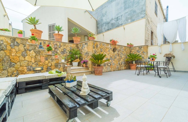 CASA HOLGANZA - Chalet con terraza en Maria de la Salut. WiFi Gratis