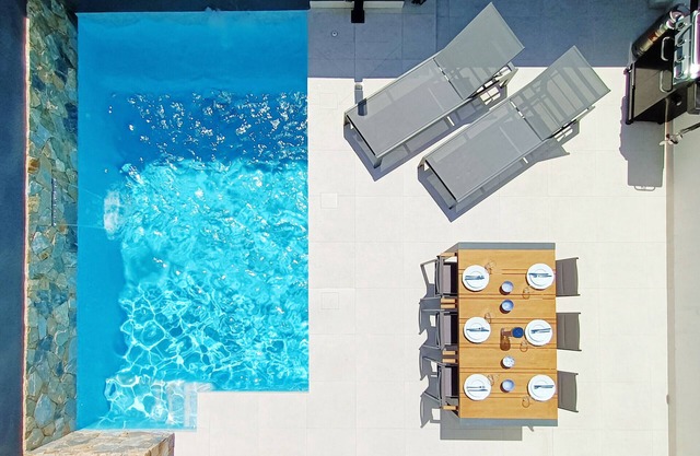 Villa con piscina, jacuzzi y azotea.