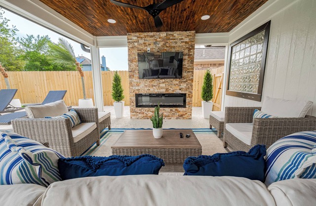 Casa Larissa , Grill & Chill Retreat- Heated Pool 3 bedroom Home in Katy TX