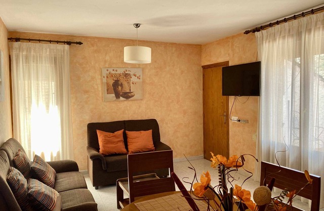 Casa rural con chimenea y terraza, rodeados de montañas y ríos, Petfrienly