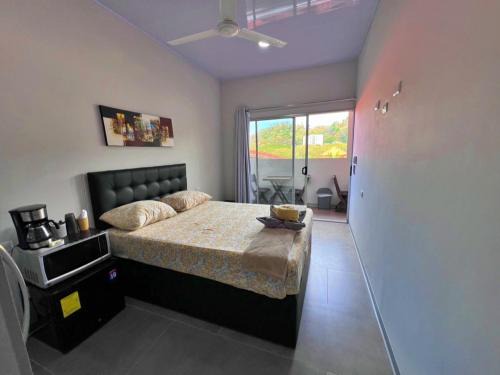 CASA MARIPOSA en Punta Leona a 500 metros de la playa FULL EQUIPADA Espacio y precio a tu medida Posibilidad de alquilar la casa entera, los dos apartamentos abajo o los 2 cuartos con baños privados en la planta alta Para 1 a 22 personas