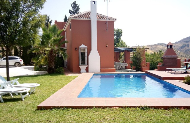 Casa Millán es un pequeño cortijo situado en el valle del Río las Pasadas