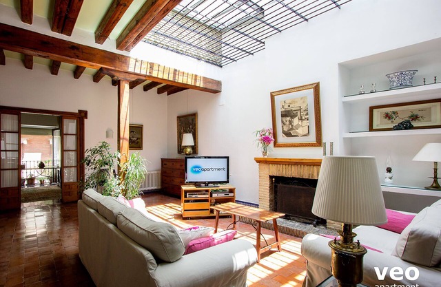 Casa Monsalves. 6 dormitorios, 5 baños, patio, terraza
