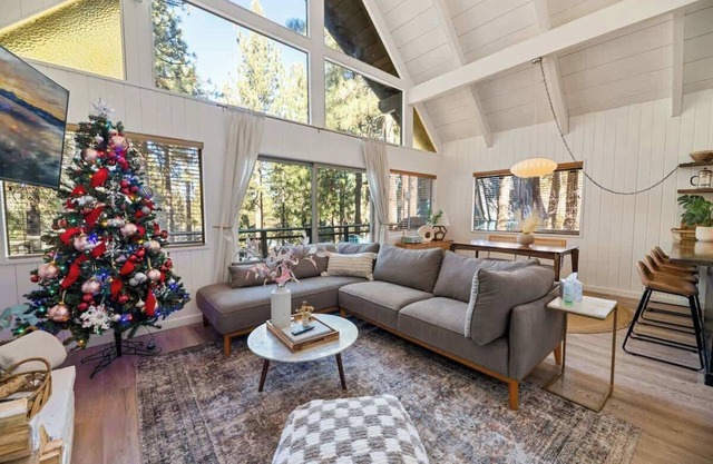 AltaVista 2 · CASA MOONRIDGE Spa Updated MidCentury Modern