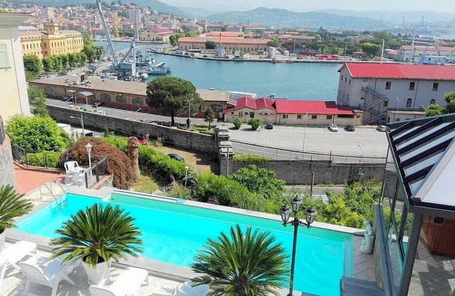 Casa Nuria A: un estudio moderno y agradable frente al sol y el mar.
