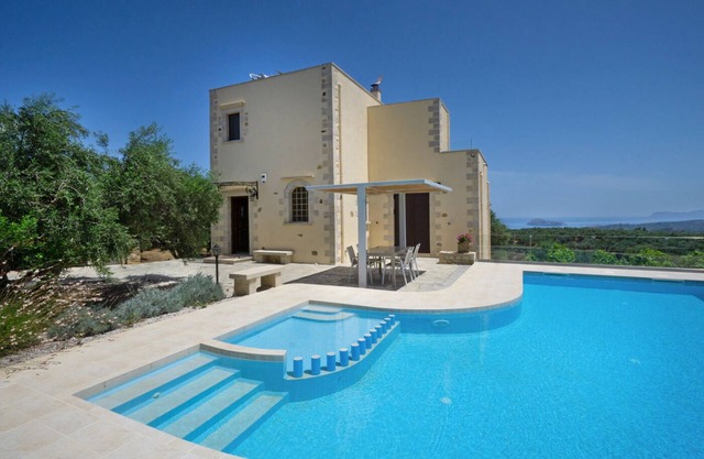 Casa Rustica con 2 dormitorios y una piscina privada en Maleme, Chania