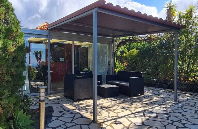 Casa Tali, pequeña casa de campo muy tranquila con gran jardín y vistas al mar.