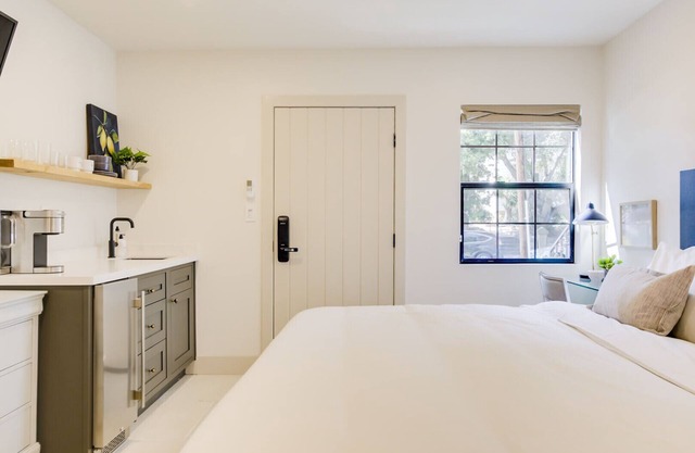 Casa Valerio Unit 6B-Boutique Suite in Downtown Santa Barbara