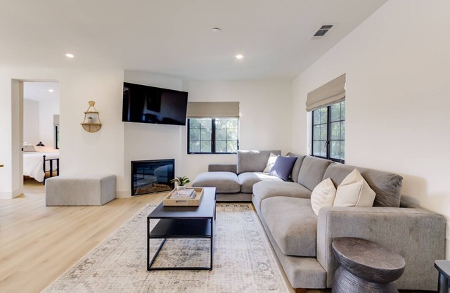 Casa Valerio Unit #8-Boutique Suite in Downtown Santa Barbara
