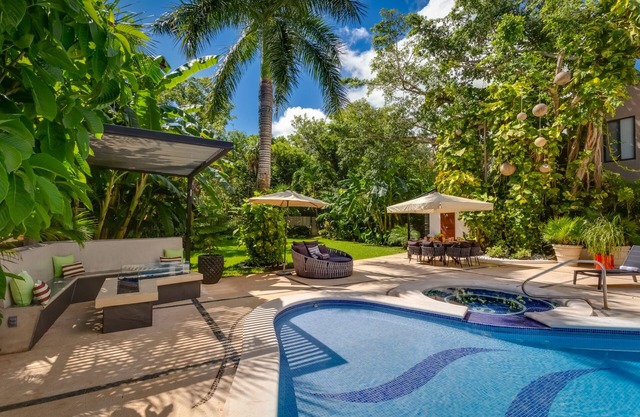 CASA YOLO - Estilo resort en Playacar con alma de hogar! 4 bds/ limpieza incl.