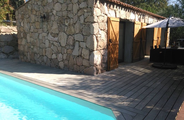 Establecimiento climatizado con piscina en Muratello, a 10 minutos de Porto Vecchio.
