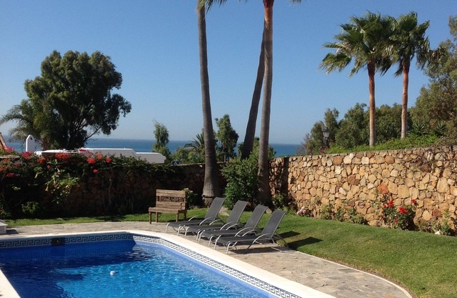 Casita con piscina y vistas al mar cerca de Sotogrande / Duquesa