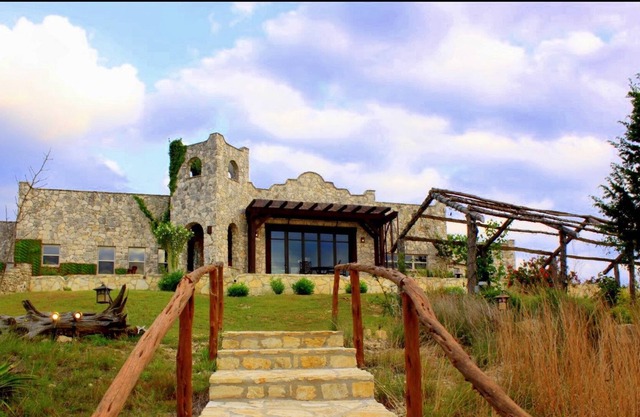 ¡MILLONES DE DATOS DE $! 50 acres privados, viñedos, olivos, lavanda y mascotas ¡Bienvenido!