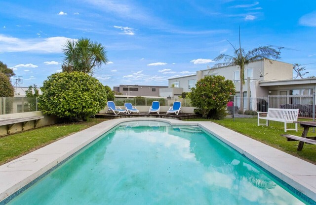 Castor Bay Escape | Auckland Seaside Suburb | Pool
