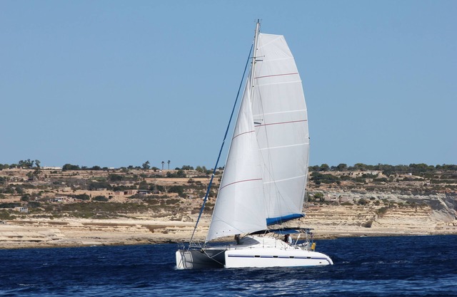 Catamarán de crucero con patrón y azafata.