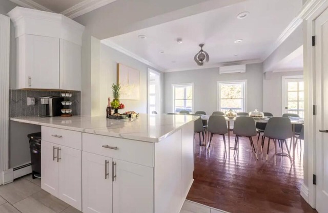 Catskills Villa: Best for Gatherings Sleeps 30+