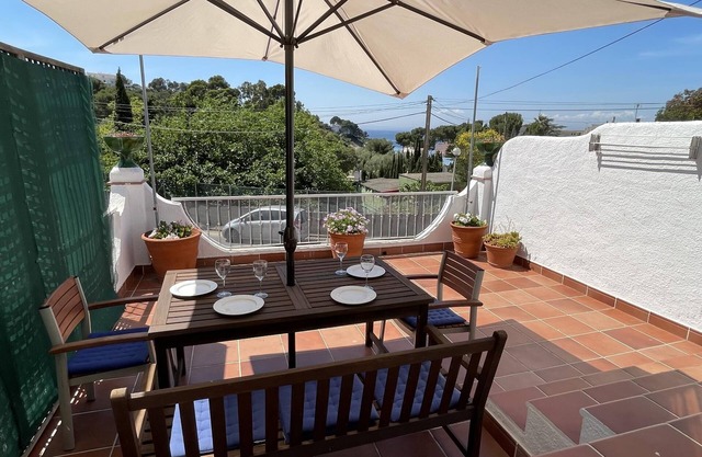 CAV. Casa adosada con parking privado a 200m de la playa de Almadraba