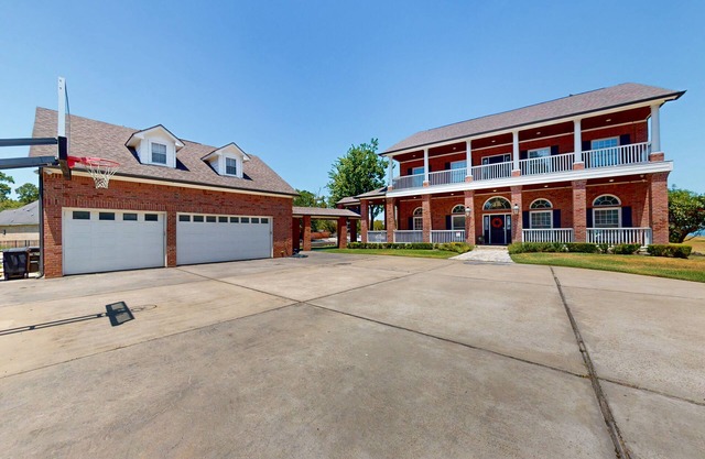 CedarGrove Hideaway - Main House | Lakeside stay in Montgomery