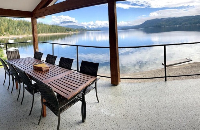 Celista Vista - Waterfront - Shuswap Vacations & Sledding Accommodation