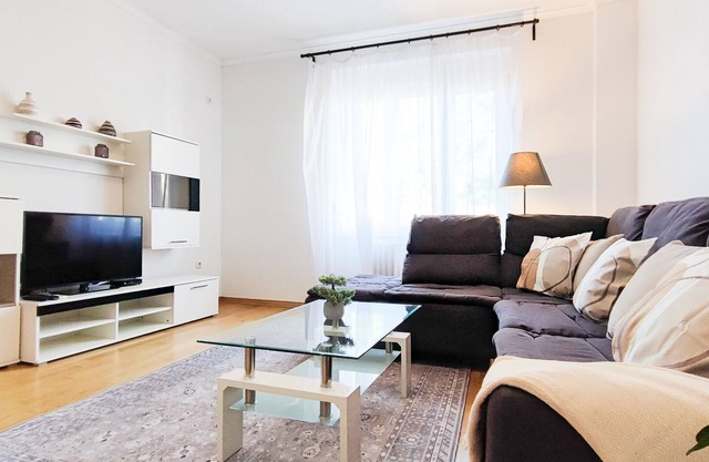 Apartamento central de 2 dormitorios de 85 metros cuadrados a 5 minutos a pie de Trg Slobode