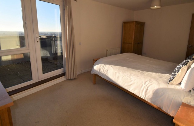 Central 3 Bedroom Apartment with Parking & Balcony
