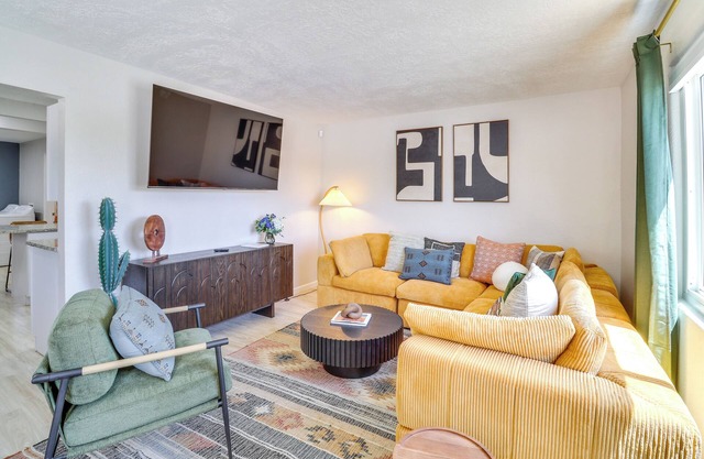 Central Albuquerque Getaway w/ Hot Tub & Grill!