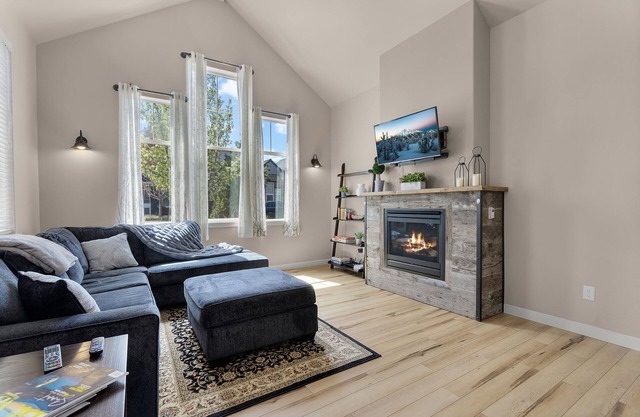 Central Bend 3BR | Pet-Friendly | 30+ Day Stay