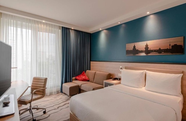 Central Berlin Escape Near Museum Island & Brandenburg Gate! 2 City View Rooms!