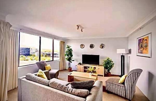 Central Canberra 3BR , Views Pool Gym & Parking