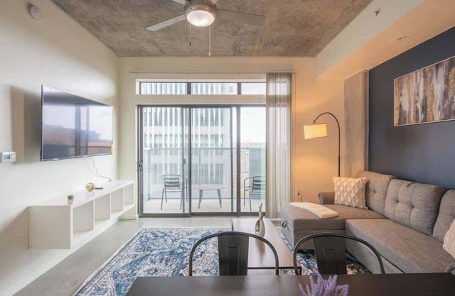 Heart of PHX 1BR APT in CDT with Gym Pool Parking