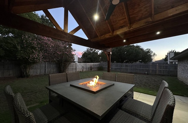 Central, Familial, w/ GAME Room, FIRE Pit, KING Bed ★ 4.6 mi from DFW Airport+