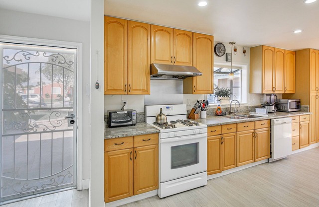 Buena Park Home w/ Patio ~ 9 Mi to Disneyland!