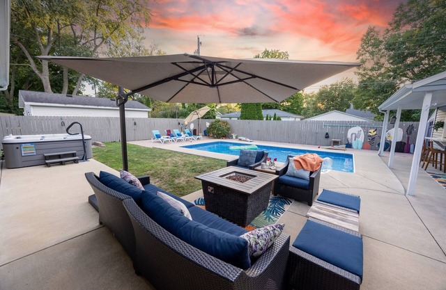 Daisy Lane | Hot Tub | Heated Pool | Pool House
