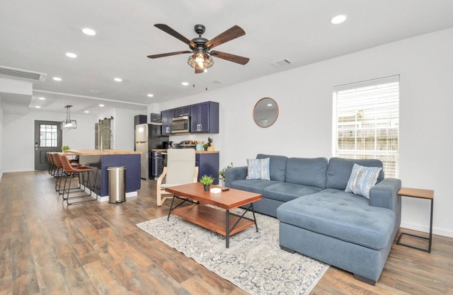 Central Luxe Retreat - Sleeps 8 - Free Parking