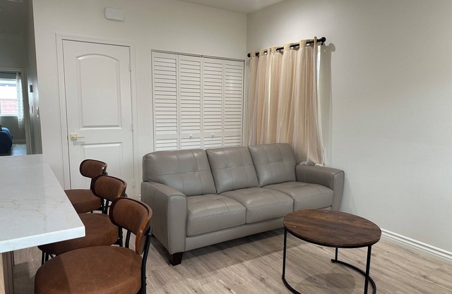 Centrally locate charming house near major attractions