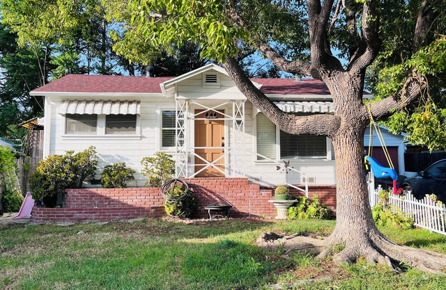 Centrally Located 2-bedroom, 1-bath Cottage with Mountain Views & Private Deck