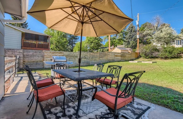 Centrally located-Dog Friendly-Fenced Yard